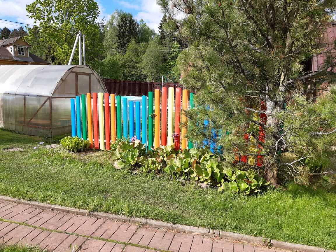 забор из разноцветного штакетника односторонний фото1 в Мурманске