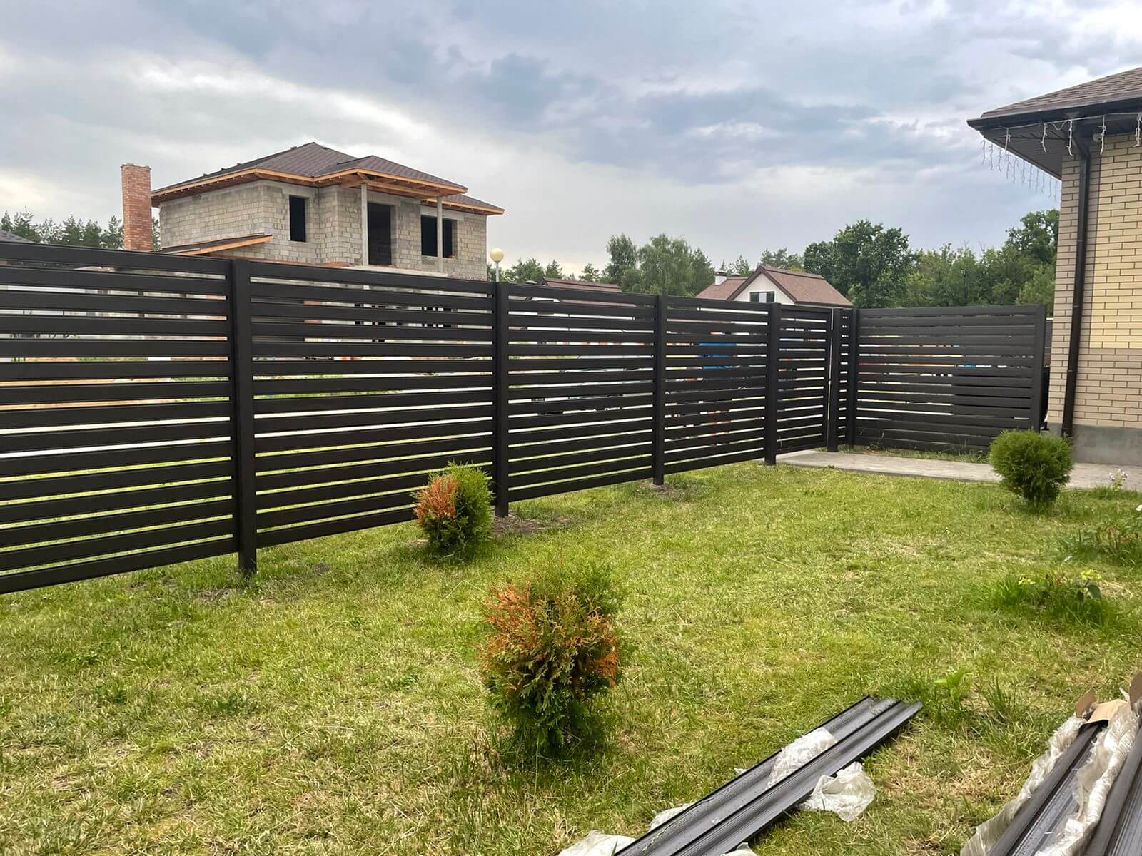 Забор из металлического планкена RAL8019 МАТТЕ фото2 в Мурманске