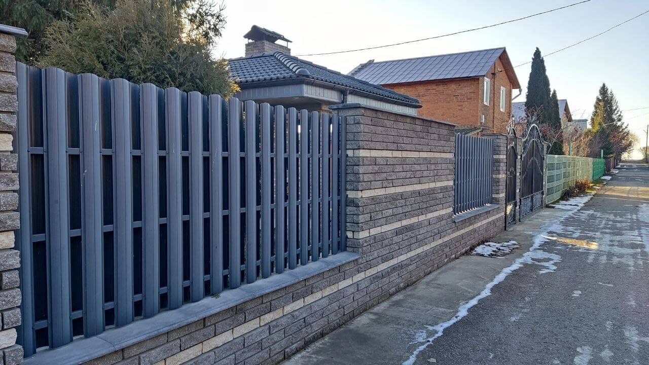 забор из штакетника RAL7024/7024 Серый графит двусторонний фото1 в Мурманске