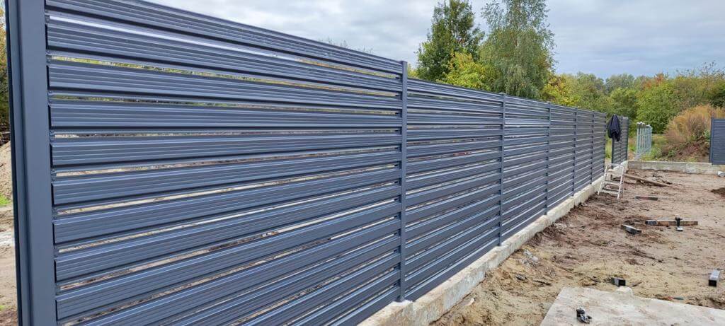 забор из штакетника ral7024/7024 серый графит двусторонний фото8 в Мурманске