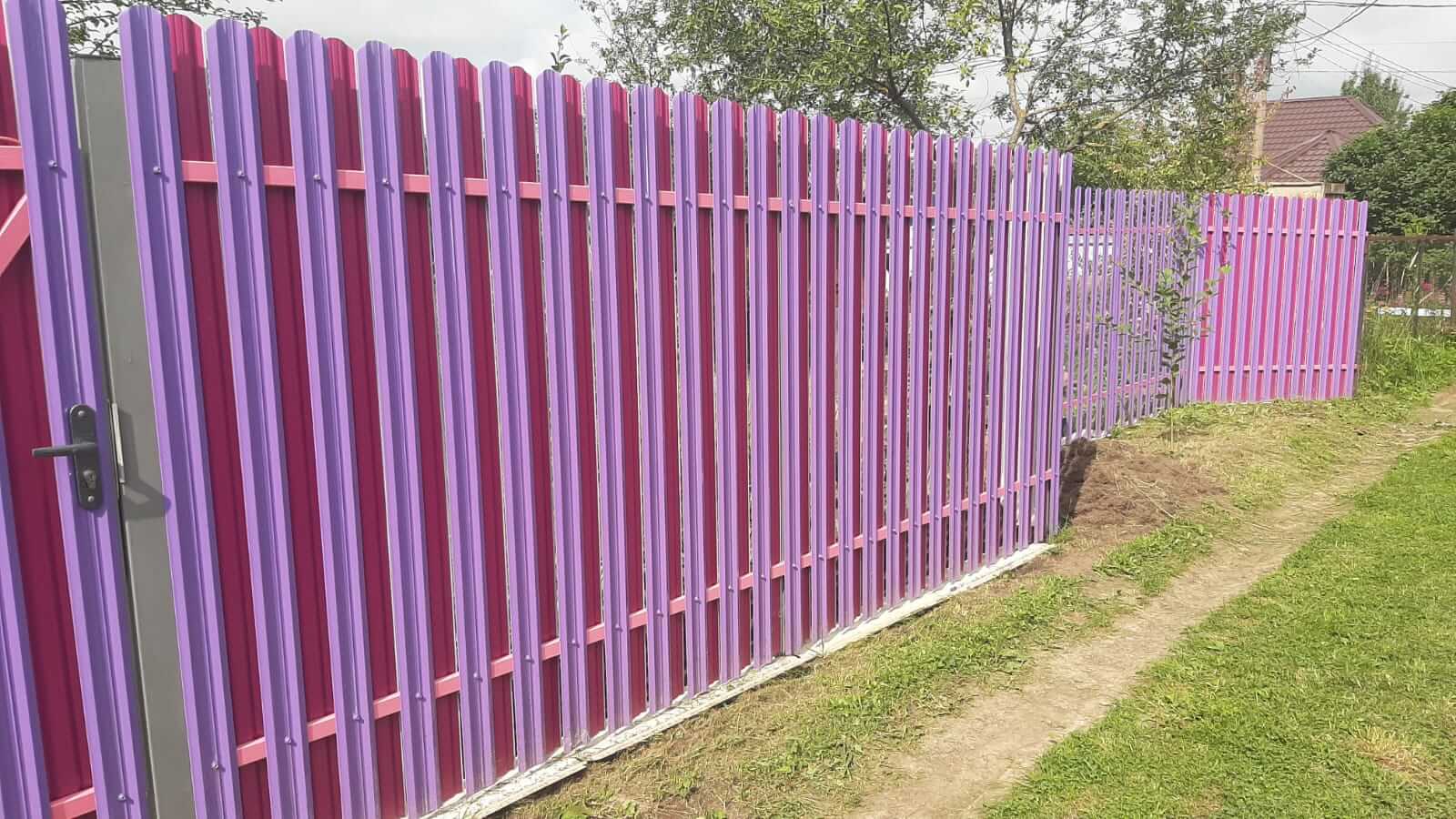 Двухцветный забор из евроштакетника 44м RAL4005 Сиреневый, RAL4006 Пурпурный фото 4 в Мурманске