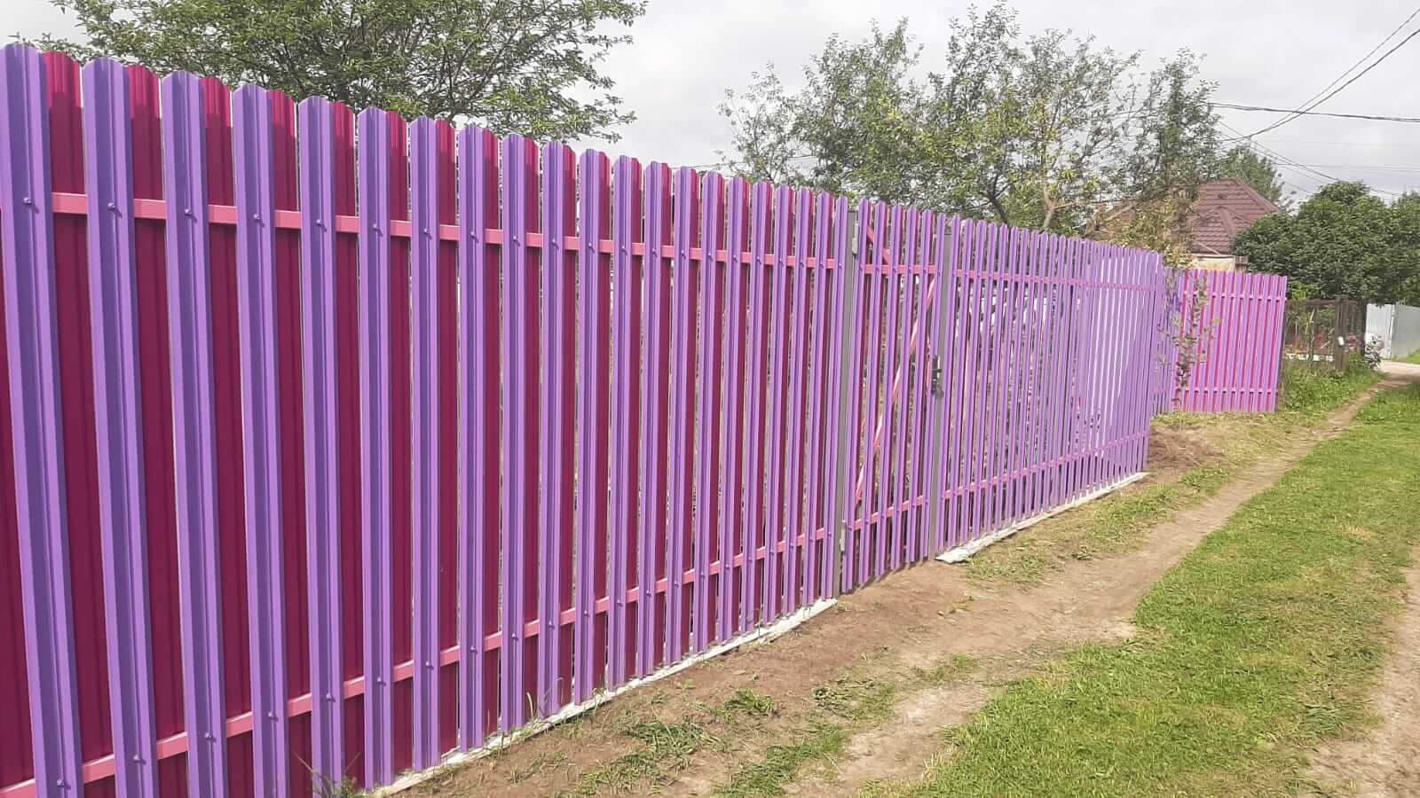 Двухцветный забор из евроштакетника 44м RAL4005 Сиреневый, RAL4006 Пурпурный фото 3 в Мурманске