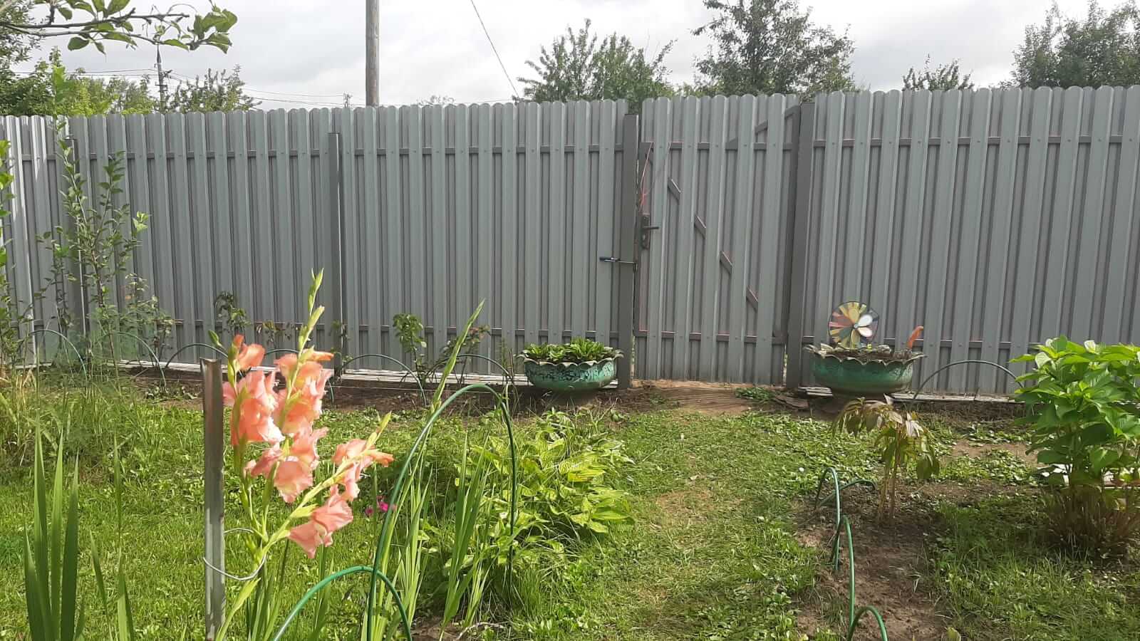 Двухцветный забор из евроштакетника 44м RAL4005 Сиреневый, RAL4006 Пурпурный фото 1 в Мурманске