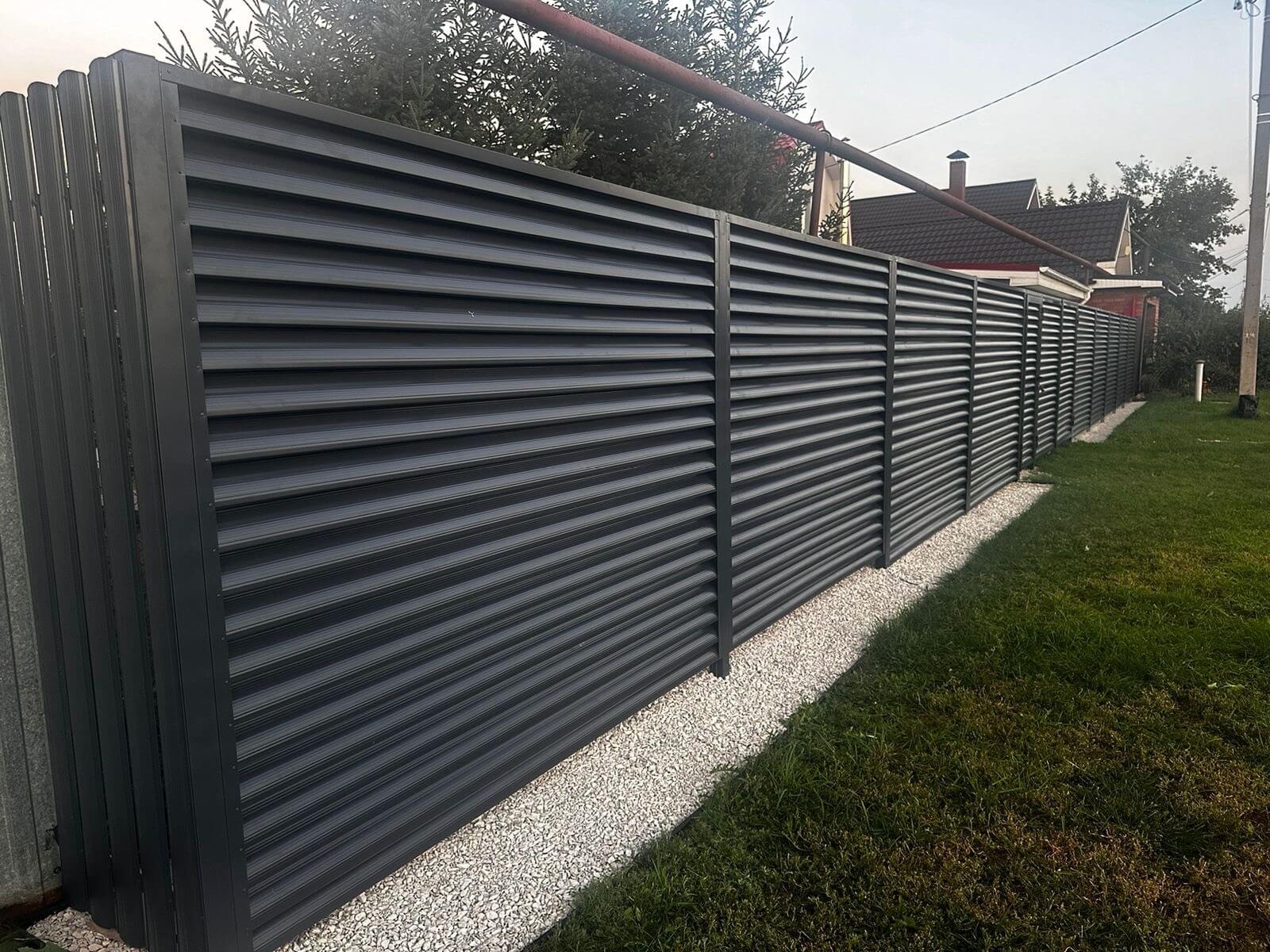 Забор из ламелей Еврожалюзи 26м RAL7024/7024 Серый Графит двусторонний фото 4 в Мурманске