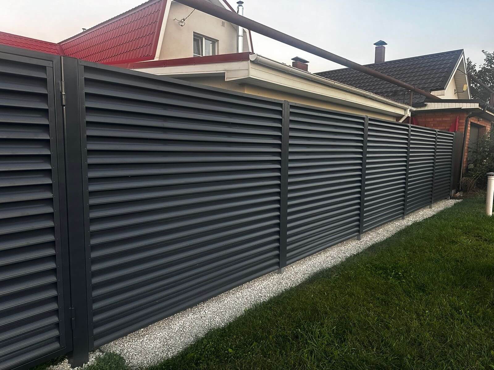 Забор из ламелей Еврожалюзи 26м RAL7024/7024 Серый Графит двусторонний фото 3 в Мурманске