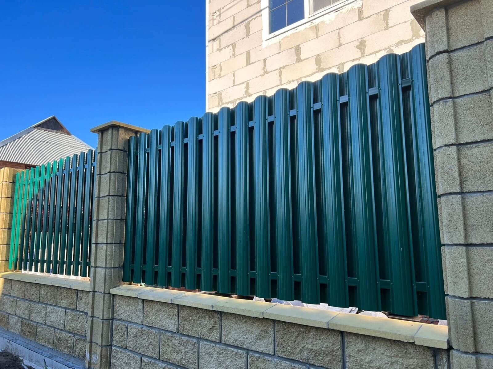 Забор из евроштакетника 22м RAL6005/6005 Зеленый Мох двусторонний фото 7 в Мурманске