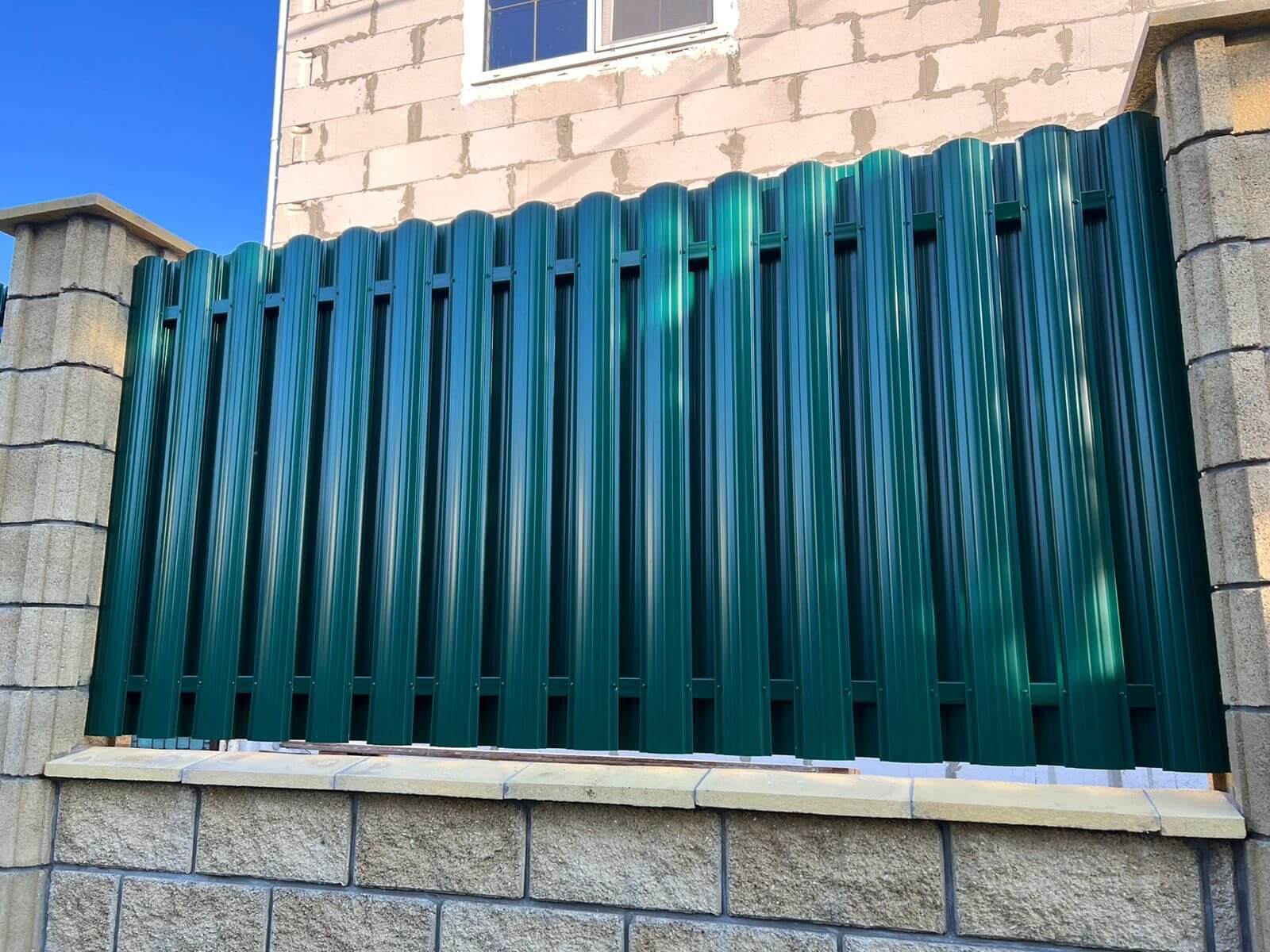 Забор из евроштакетника 22м RAL6005/6005 Зеленый Мох двусторонний фото 2 в Мурманске