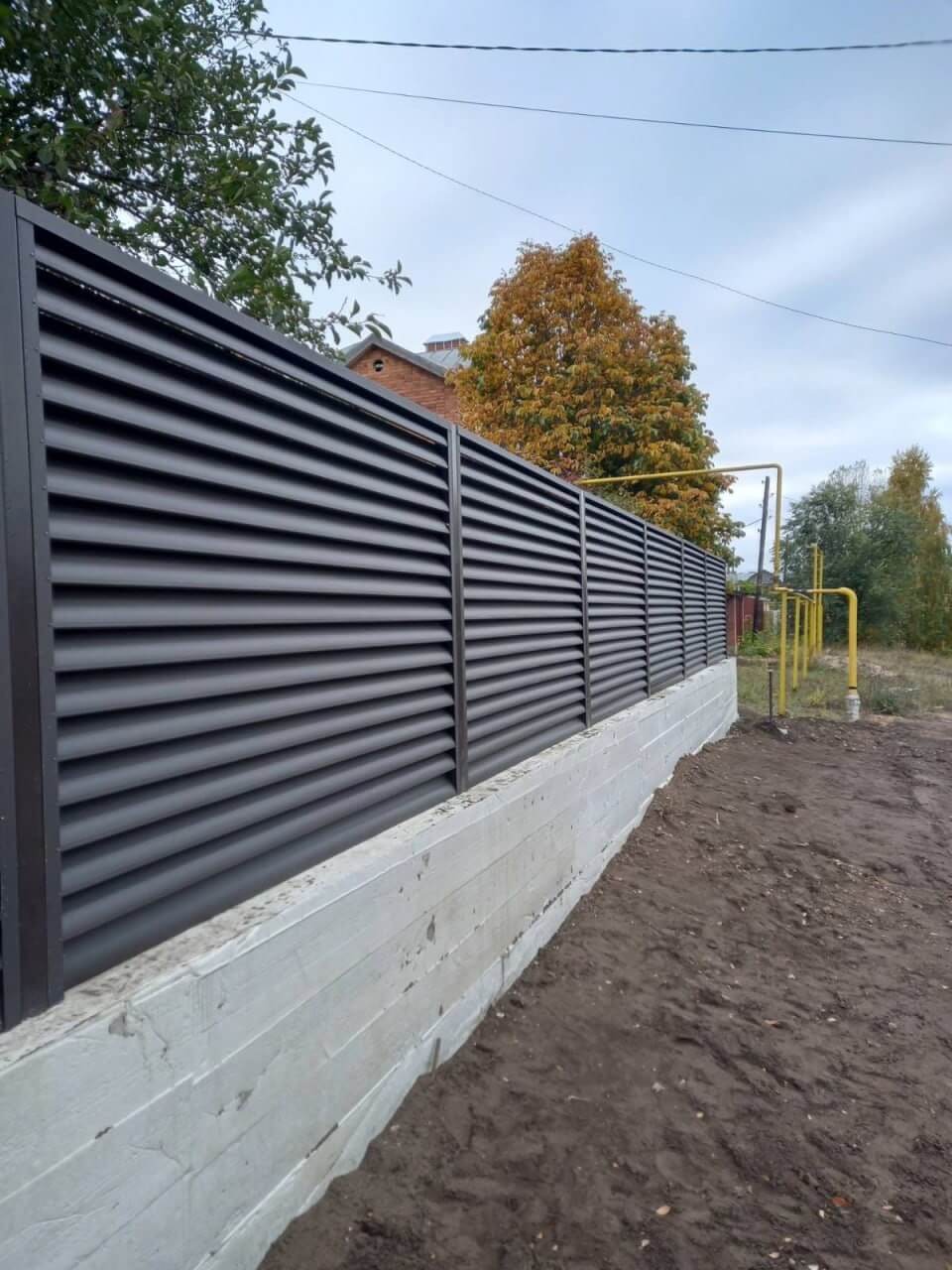 Забор из ламелей еврожалюзи 34м RAL8019/8019 Темный Шоколад двусторонний МАТТЕ в Мурманске