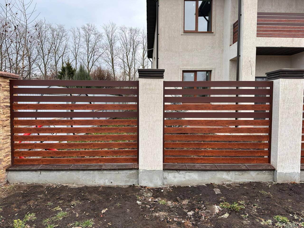 Забор-ранчо из металлопланкена 10м RAL8017 Шоколад МАТТЕ + Темное Дерево (Printech) фото 4 в Мурманске