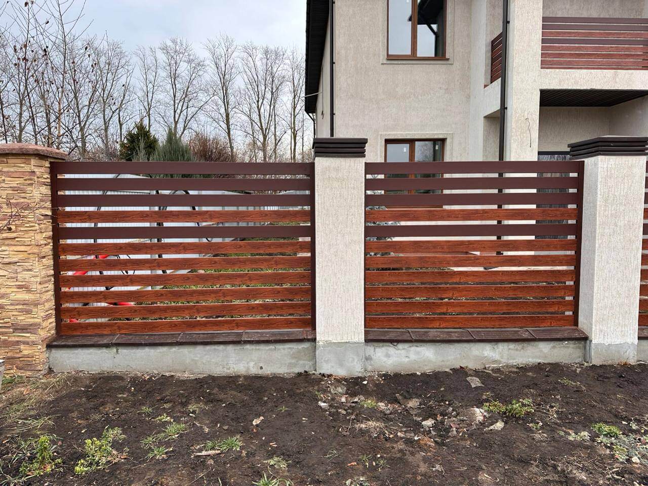Забор-ранчо из металлопланкена 10м RAL8017 Шоколад МАТТЕ + Темное Дерево (Printech) фото 2 в Мурманске