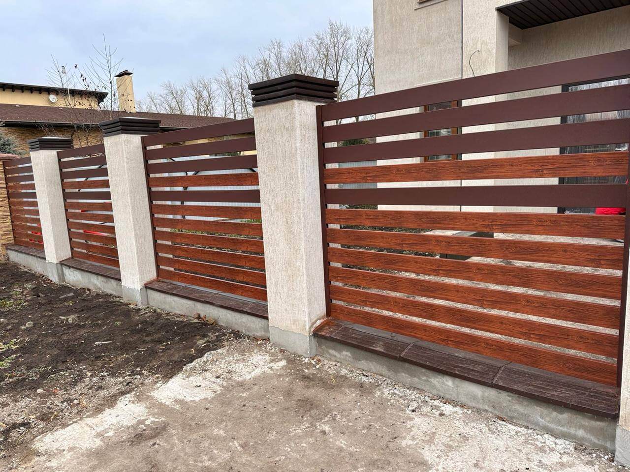 Забор-ранчо из металлопланкена 10м RAL8017 Шоколад МАТТЕ + Темное Дерево (Printech) в Мурманске
