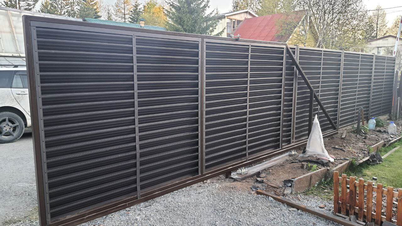 Забор-жалюзи из ламелей ЭКО-Z-US 12м RAL8019/8019 Темный Шоколад двусторонний МАТТЕ фото 1 в Мурманске