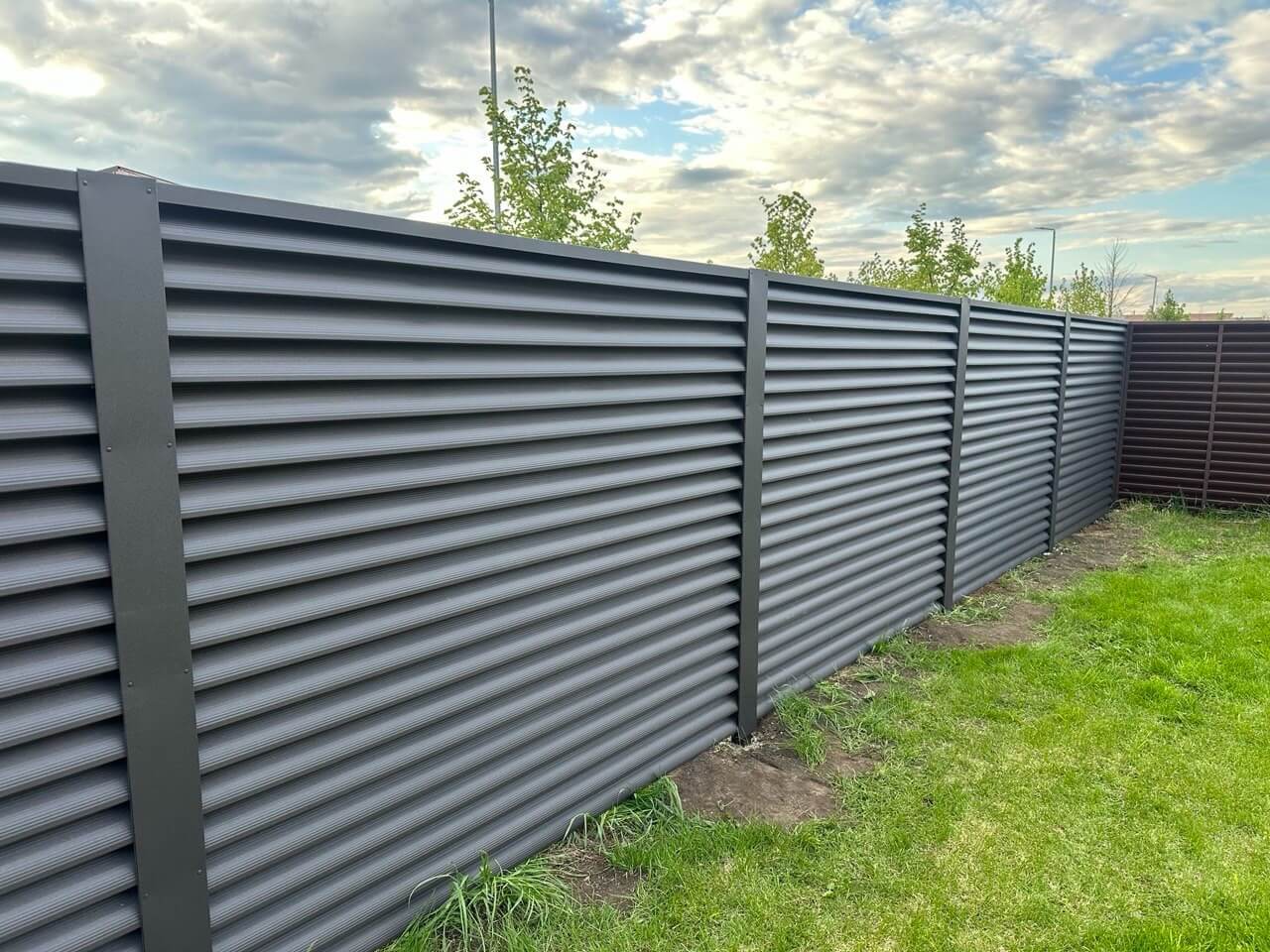 Забор из ламелей еврожалюзи 43м RAL8019/8019 Темный Шоколад двусторонний МАТТЕ фото 1 в Мурманске