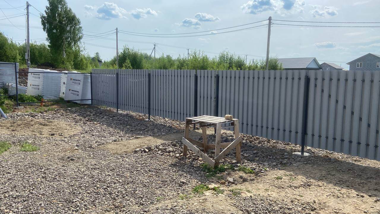 Забор из евроштакетника 16м RAL7024 Серый Графит фото 1 в Мурманске