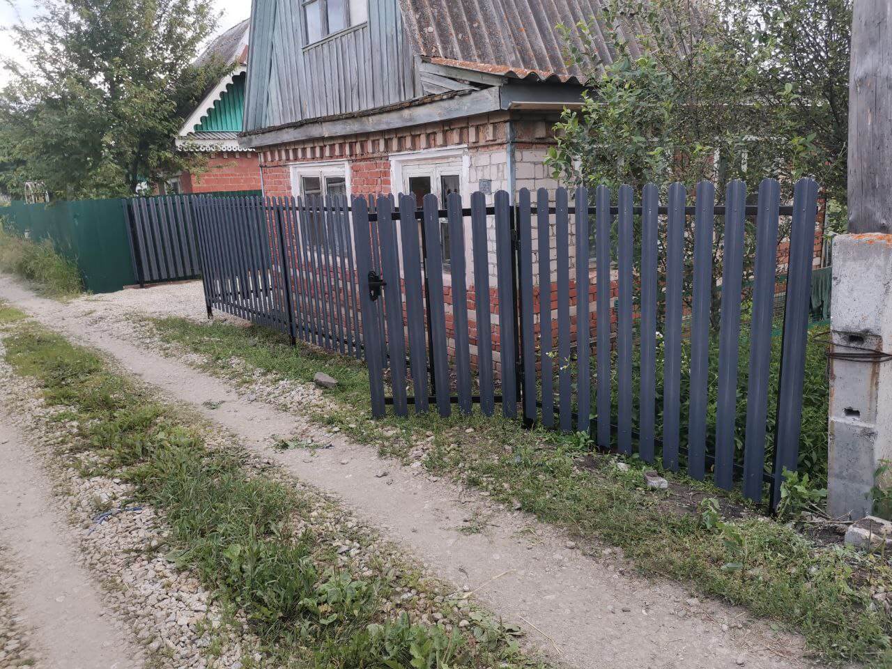 Забор из евроштакетника 7м RAL7024/7024 Серый Графит двусторонний фото 3 в Мурманске