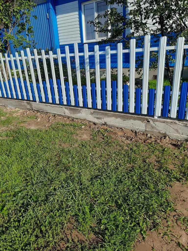 Забор из евроштакетника 14м RAL9003 Белый, RAL5005 Синий Сигнал фото 1 в Мурманске