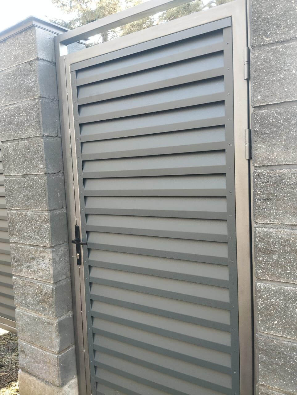 Откатные ворота с калиткой из ламелей Реснички RAL7024/7024 Серый Графит двусторонний МАТТЕ фото 2 в Мурманске
