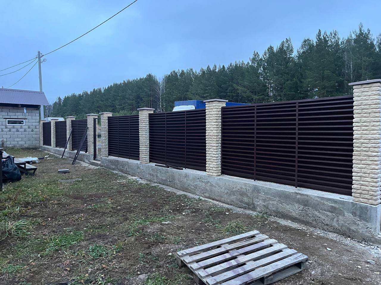 Забор-жалюзи из ламелей ЭКО-Z 18м RAL8017/8017 Шоколад двусторонний фото 3 в Мурманске