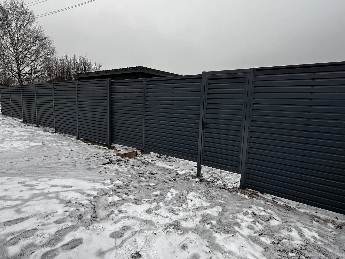 Забор-жалюзи из ламелей Хай-Тек 20м RAL7024/7024 Серый Графит двусторонний МАТТЕ фото 4 в Мурманске