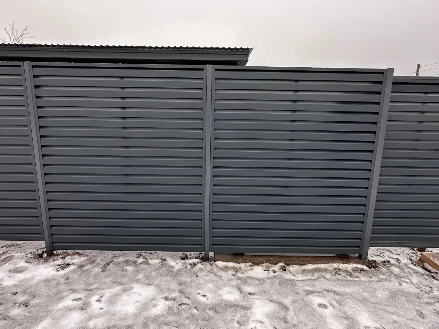 Забор-жалюзи из ламелей Хай-Тек 20м RAL7024/7024 Серый Графит двусторонний МАТТЕ фото 2 в Мурманске