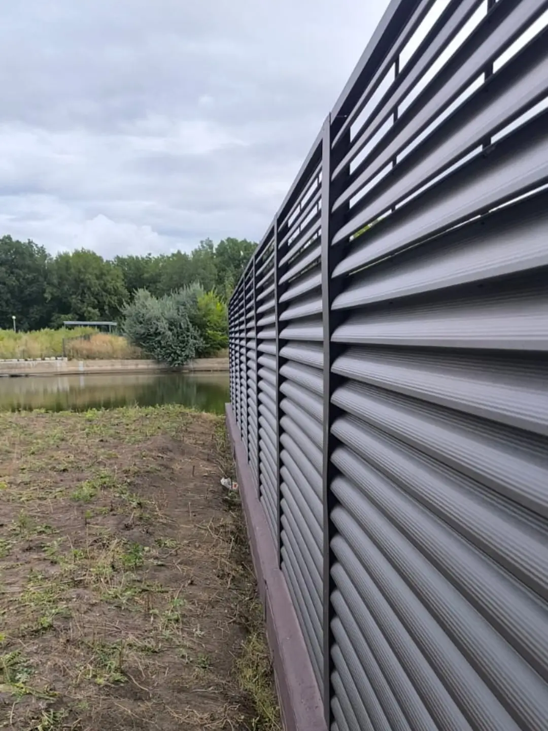Забор-жалюзи из ламелей еврожалюзи 86м RAL8019/8019 Темный Шоколад двусторонний МАТТЕ фото 7 в Мурманске
