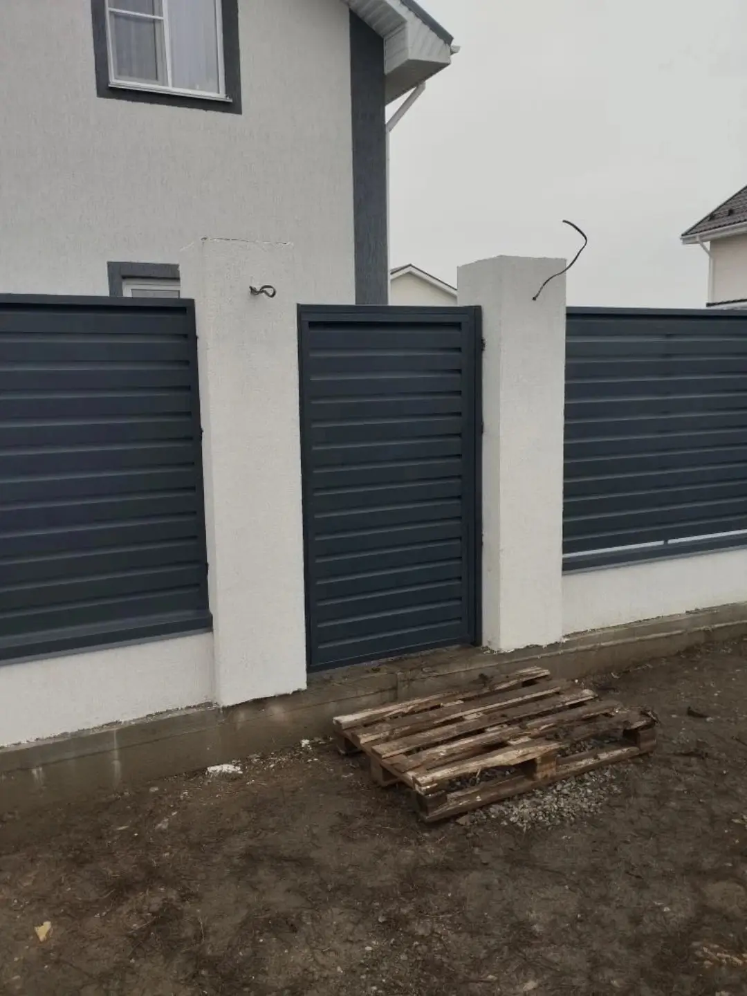 Забор-жалюзи из ламелей Хай-Тек 12м RAL7024 Серый Графит МАТТЕ фото 1 в Мурманске