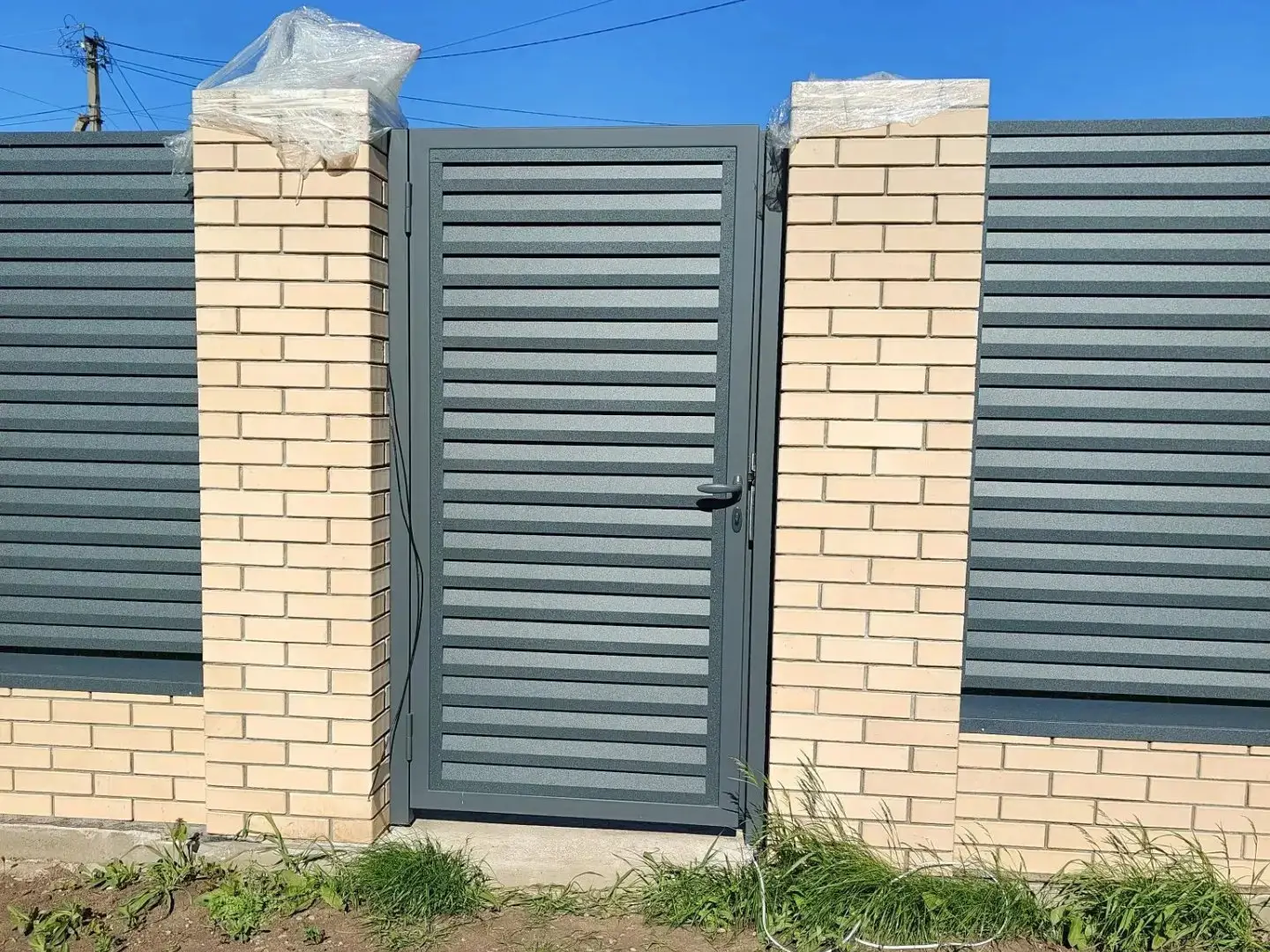 Забор-жалюзи из ламелей Реснички 16м RAL7024 Серый Графит Стальной Бархат фото 2 в Мурманске
