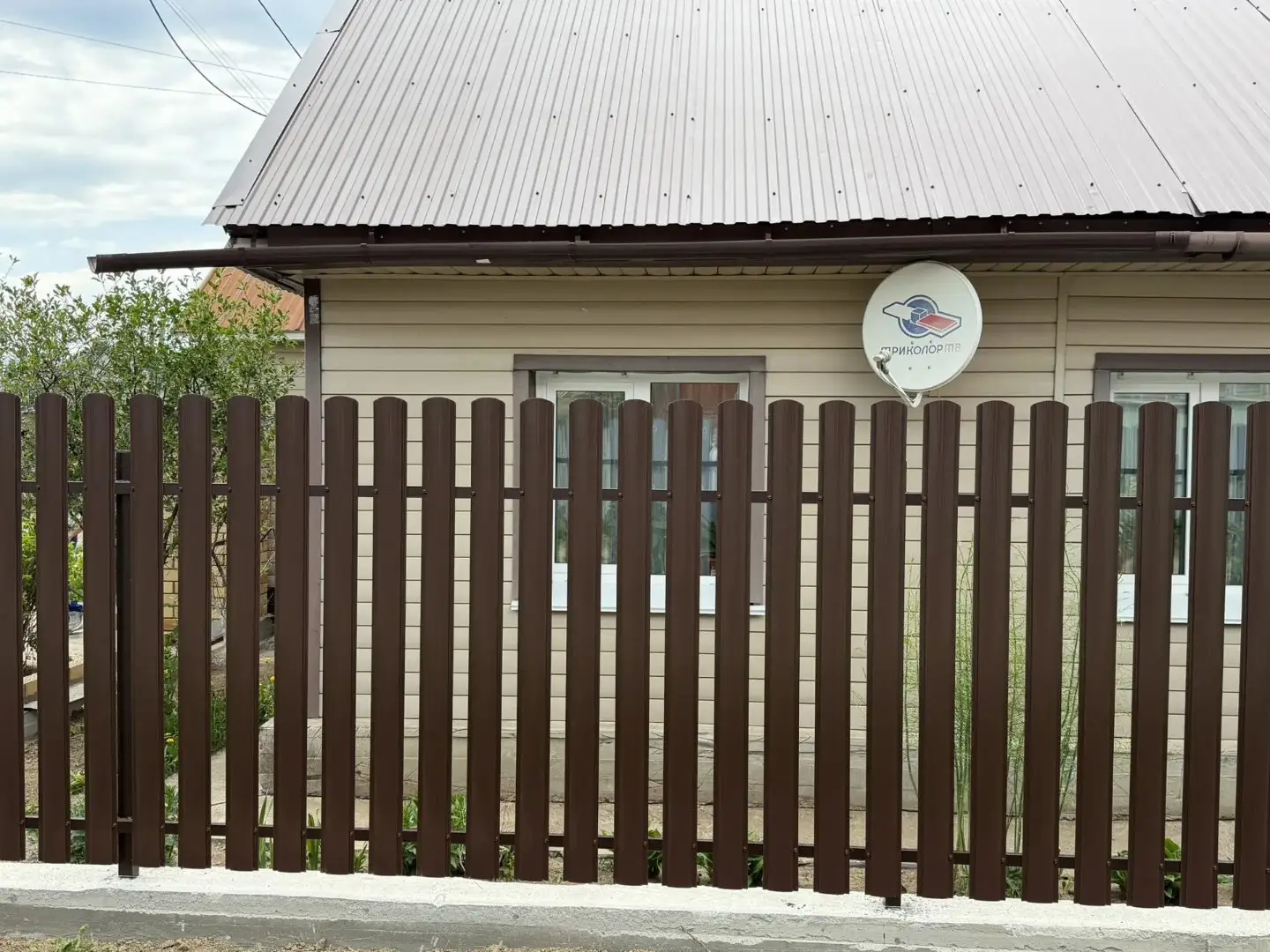 Комбинированный забор из ламелей ЭКО-Z-US и евроштакетника 18м RAL8017 Шоколад МАТТЕ, Полиэстер фото 3 в Мурманске